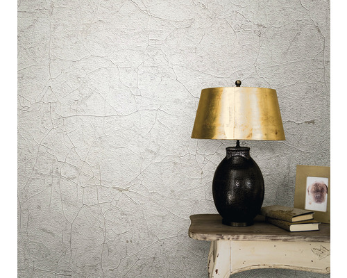 Bostadsmiljö med strukturtapet med sprickeffekt, bordslampa och dekoration