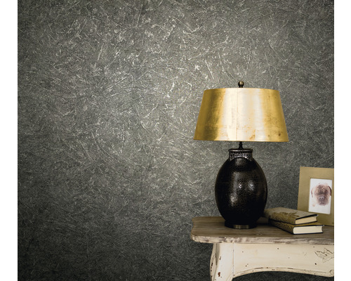 Grå non-woven tapet med en bordslampa på ett bord