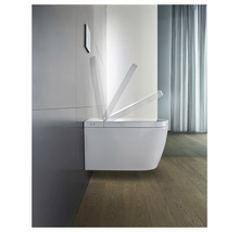 Vit, vägghängd duschtoalett med öppet lock i ett badrum