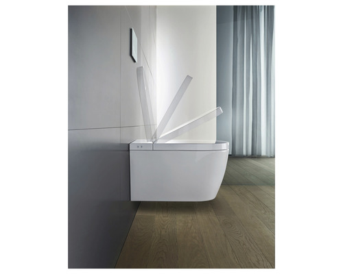 Vit, vägghängd duschtoalett med öppet lock i ett badrum