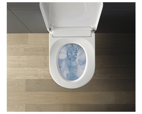 Fotografi av en toalett med öppet toalettlock och rinnande vatten