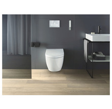 Modernt badrum med toalett, handfat och dusch