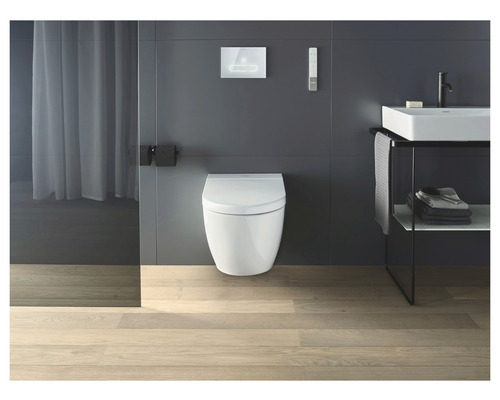 Modernt badrum med toalett, handfat och dusch