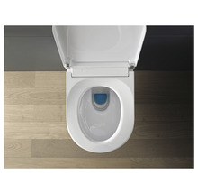 Snittvy av vägghängd toalett med öppet lock