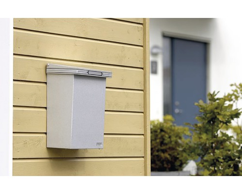 Metallbrevlåda monterad på en husvägg