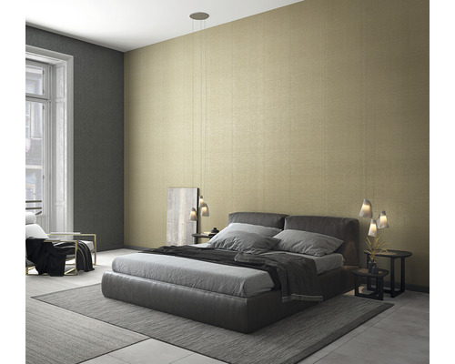 Sovrum med dubbelsäng, fåtöljer och mönstrad tapet