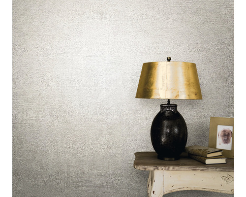 Dekorativ tapet med strukturerad yta bredvid en bordslampa.