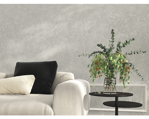 Vardagsrum med soffa, kuddar, bord och dekoration