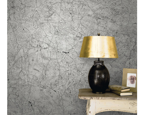 Vardagsrum med tapet i krackelerad design, lampa och bord