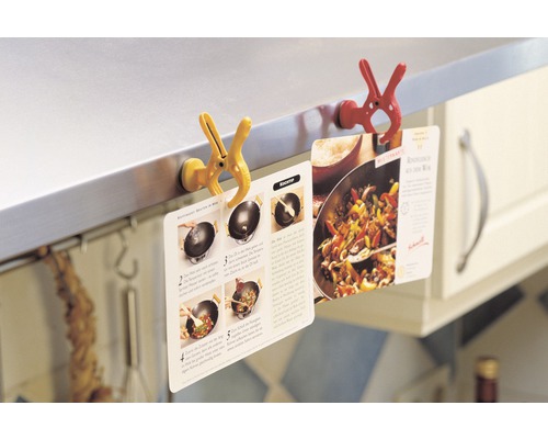 Magnetisk receptkortshållare med receptkort i köket