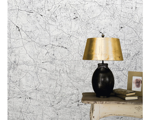 Tapet med sprickmönster bredvid bordslampa och fotoram
