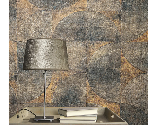 Dekorativ tapet med cirkeldesign bredvid en lampa på ett bord.