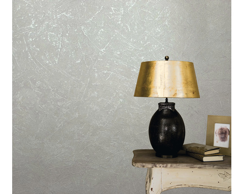 Ljus, strukturerad tapet med bordslampa