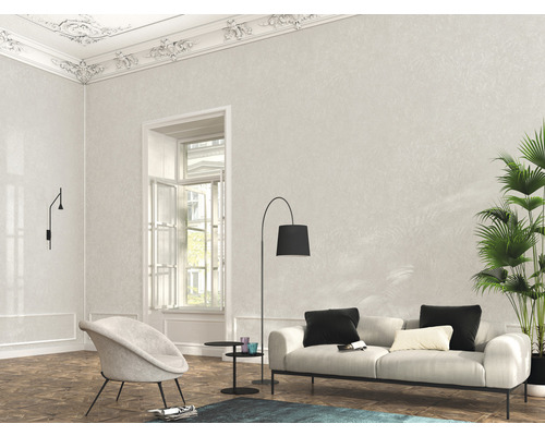 Vardagsrum med soffa, fåtölj och dekorationer i en ljus, rymlig design