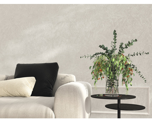 Vardagsrumsscen med soffa, kuddar, sidobord och blomvas