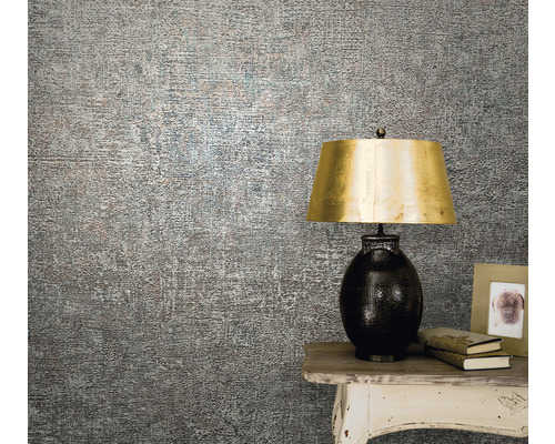 Rumsvy med mönstrad tapet, bord och lampa