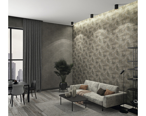 Vardagsrum med soffa, bord, stolar, lampa och dekorativ väggdekoration