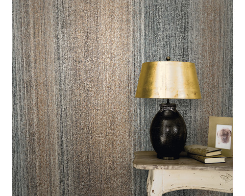 Närbild av ett rum med en strukturtapet, en lampa och ett sidobord.