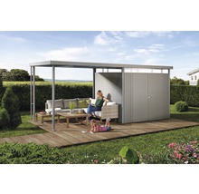 Trädgårdsscen med redskapsbod, paviljong, loungemöbler och träterrass