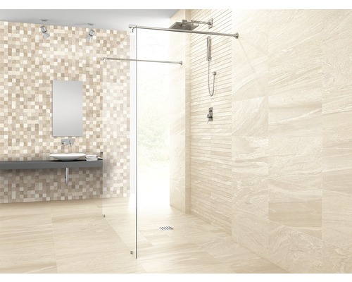 Badrum med dusch, handfat och spegel framför en mosaikvägg