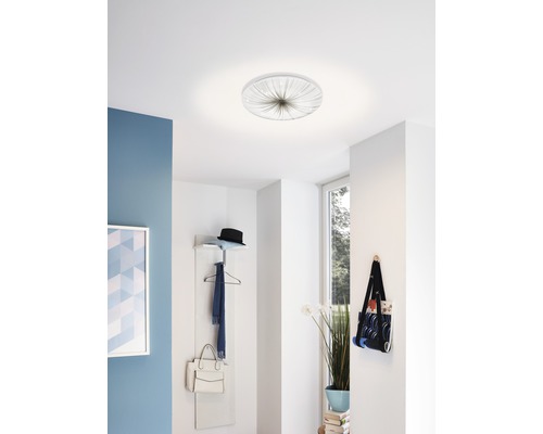 Taklampa i hall med garderob och fönster.