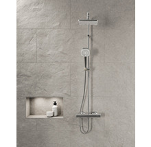 Duschset med takdusch, handdusch och termostat framför en vägg med kakel