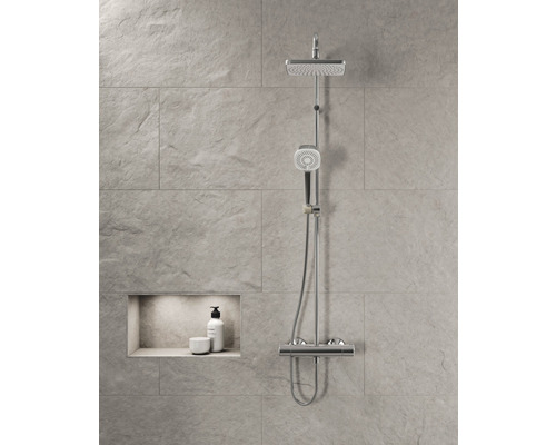 Duschset med takdusch, handdusch och termostat framför en vägg med kakel