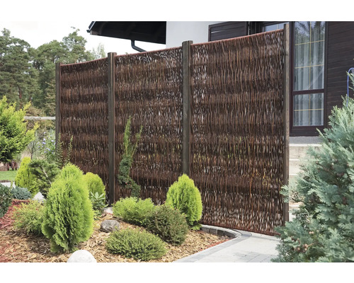 Dekorativt pilstaket i trädgården