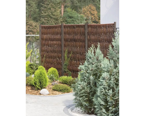 Trädgårdsscen med flätat staket som insynsskydd