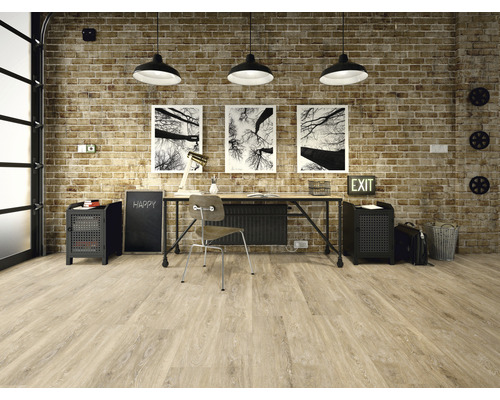 Kontor med skrivbord, stol, hyllor och tegelvägg