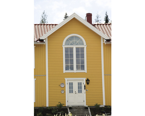 Gult trähus med vit dörr och fönster