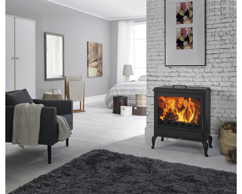 Vardagsrum med braskamin, fåtölj och matta