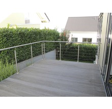 Terrass med rostfritt stålräcke och trägolv