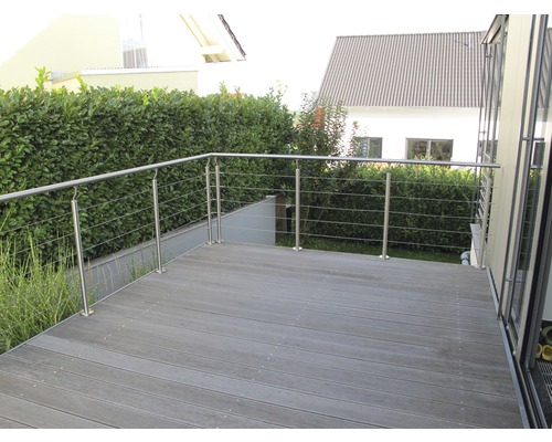 Terrass med rostfritt stålräcke och trägolv