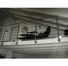 Interiörbild av rostfritt räcke i ett vardagsrum med takbjälkar