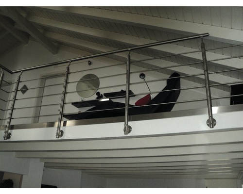 Interiörbild av rostfritt räcke i ett vardagsrum med takbjälkar