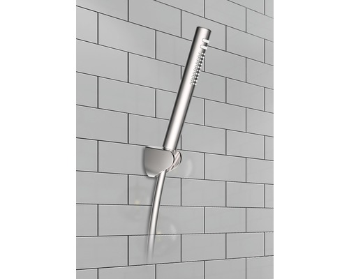 Handdusch i metall med väggfäste framför kakel