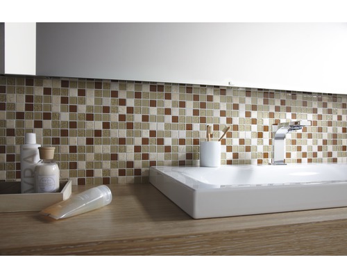 Badrum med mosaik, handfat och armaturer.