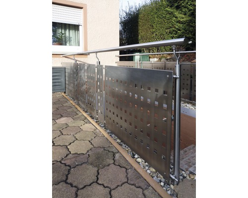 Rostfritt stålräcke med fyrkantiga utskärningar för fastighetsgräns