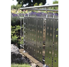 Rostfritt stålräcke med fyrkantiga utskärningar i en trädgård