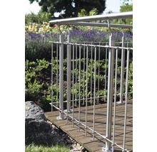 Rostfritt stålräcke på en träterrass i en trädgård