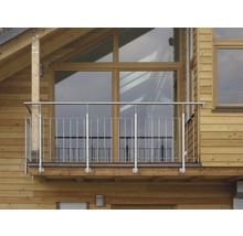 Utomhusvy av en balkong med rostfritt stålräcke på ett trähus