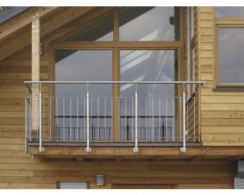 Utomhusvy av en balkong med rostfritt stålräcke på ett trähus