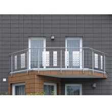 Balkong med rostfritt stålräcke på en byggnad