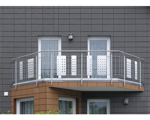 Balkong med rostfritt stålräcke på en byggnad