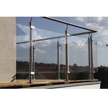 Räcke med stolpar i rostfritt stål och glaspaneler på en balkong