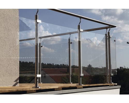 Räcke med stolpar i rostfritt stål och glaspaneler på en balkong