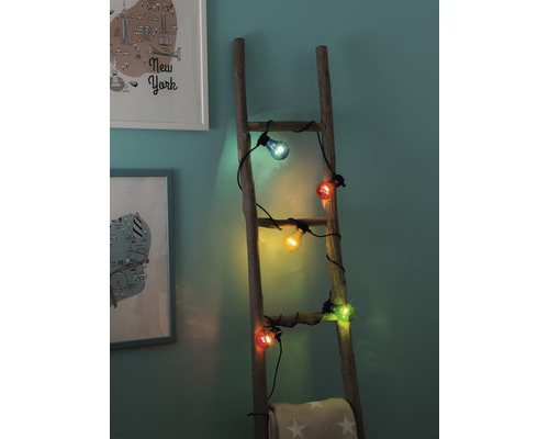 Ljusslinga med färgade glödlampor på en trästege