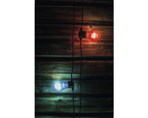 Glödlampor på en ljusslinga framför en trävägg