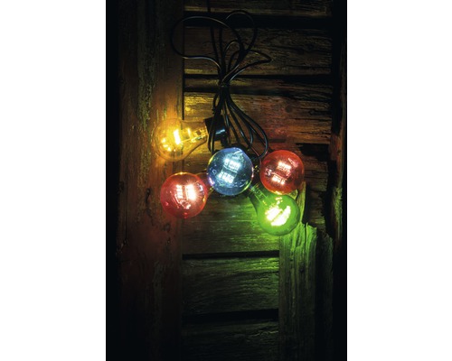 Ljusslinga med färgade glödlampor mot träbakgrund